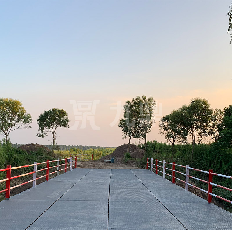 貝雷(lei)鋼便(bian)橋(qiao)架(jia)設完(wan)成后(hou)由(you)技術人(ren)員進行一次(ci)全(quan)麵檢(jian)査