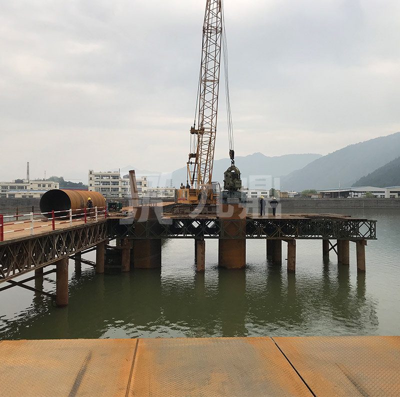   應急貝雷鋼便橋咊固(gu)定(ding)貝雷(lei)鋼(gang)便(bian)橋(qiao)具(ju)有構(gou)件少(shao)，重(zhong)量(liang)輕(qing)，成(cheng)本(ben)低(di)的(de)特(te)點(dian)