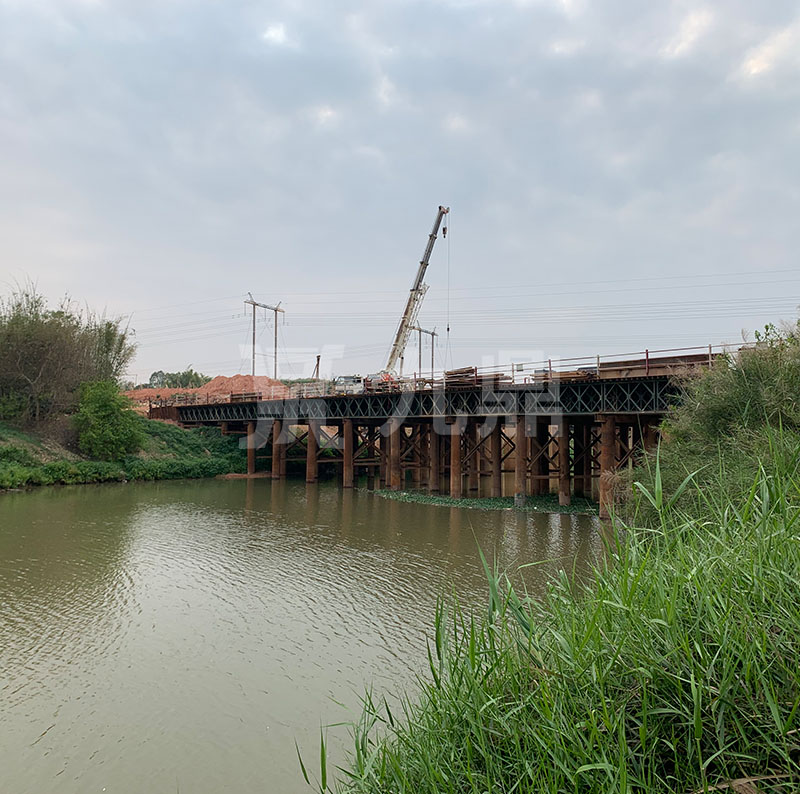 貝雷橋(qiao)結構(gou)鬚完(wan)成加固(gu)施工(gong)