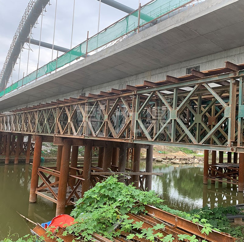 貝雷橋(qiao)連(lian)接頭(tou)推(tui)到(dao)底部擰緊(jin)