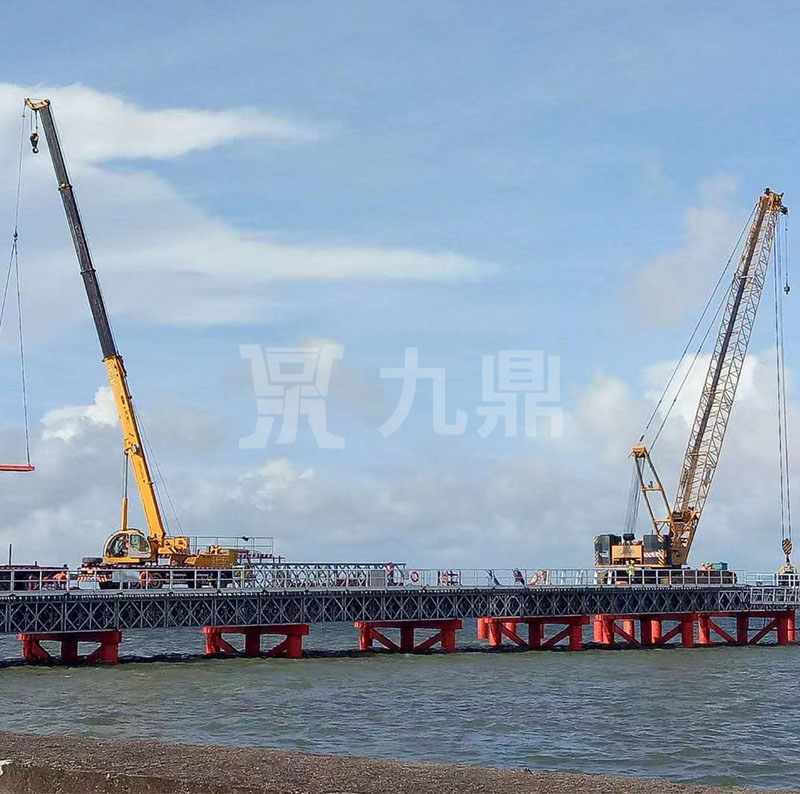 貝雷(lei)橋(qiao)通過支撐(cheng)架(jia)連接(jie)成型(xing)